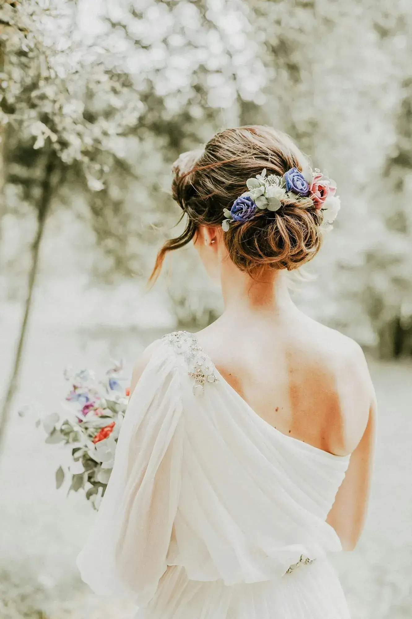 Ibiza Gran Hotel: Bride with flowers in her hair seen from behind