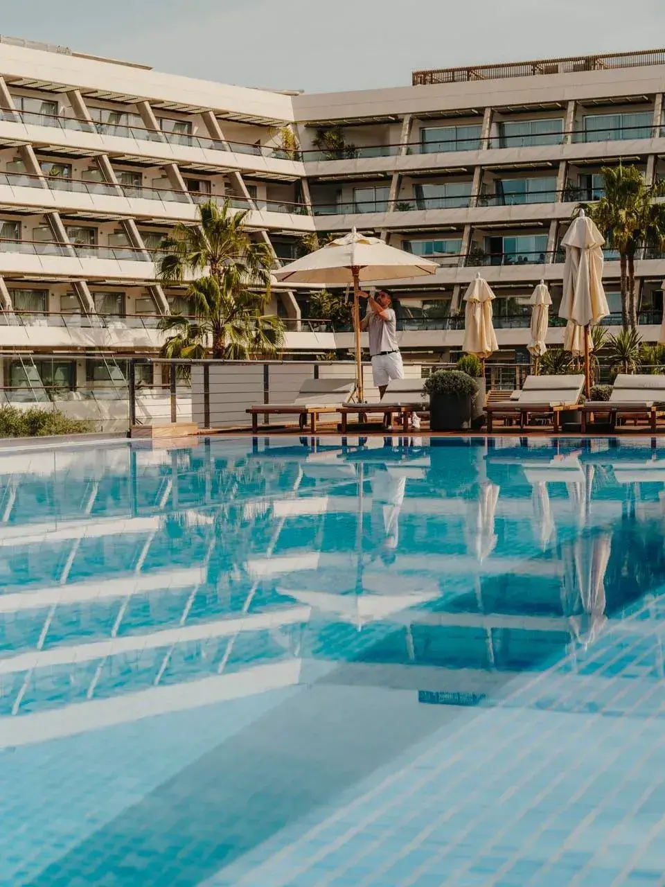 Ibiza Gran Hotel: Pool terrace in front of the hotel building
