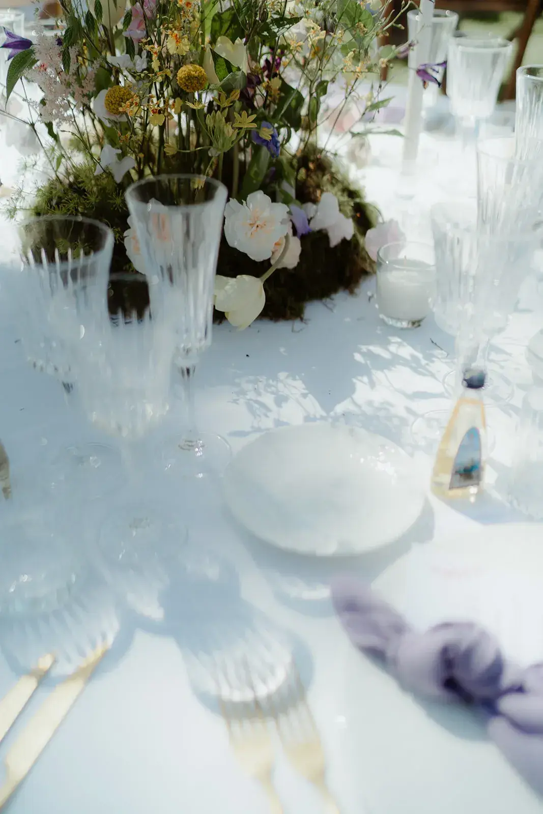 Crystal and white flowers, Can CG