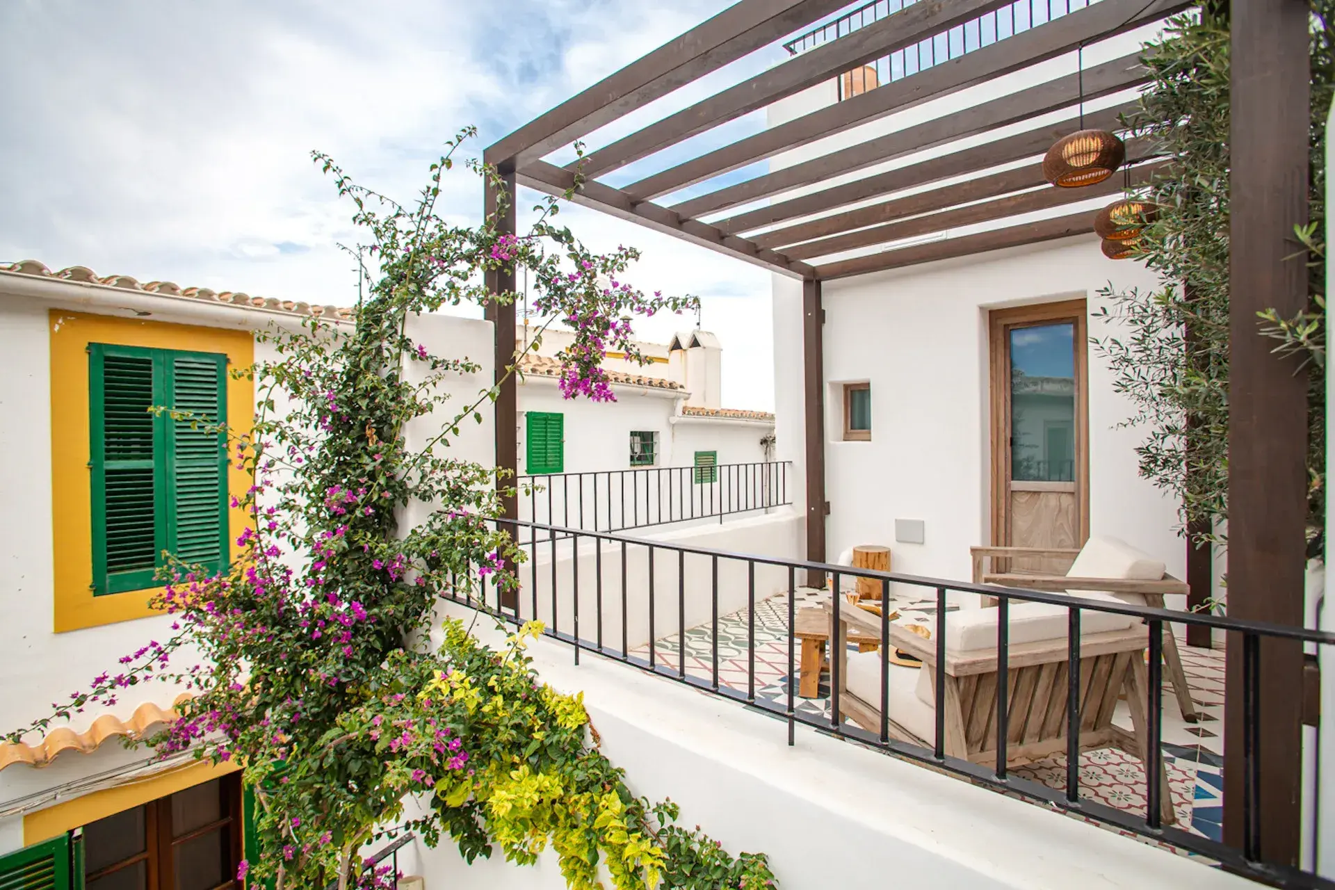 La Torre del Canónigo: Terrace with pergola and bougainvillea among old-town rooftops