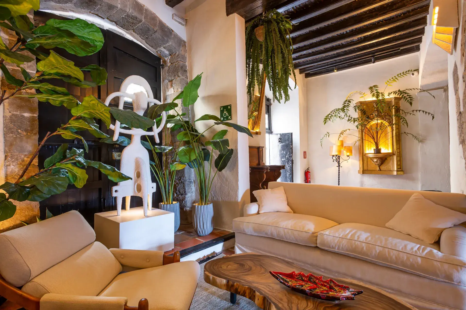 La Torre del Canónigo: Lounge with sofas, plants and beamed ceiling