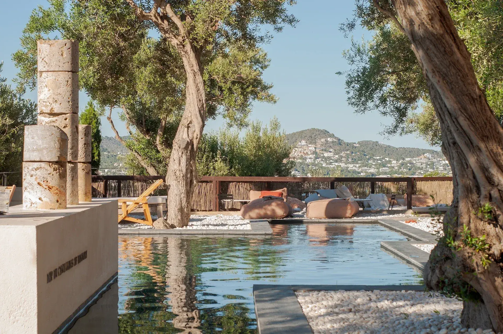 La Torre del Canónigo: Olive-tree garden with pool and view over Ibiza (Corsario restaurant area)