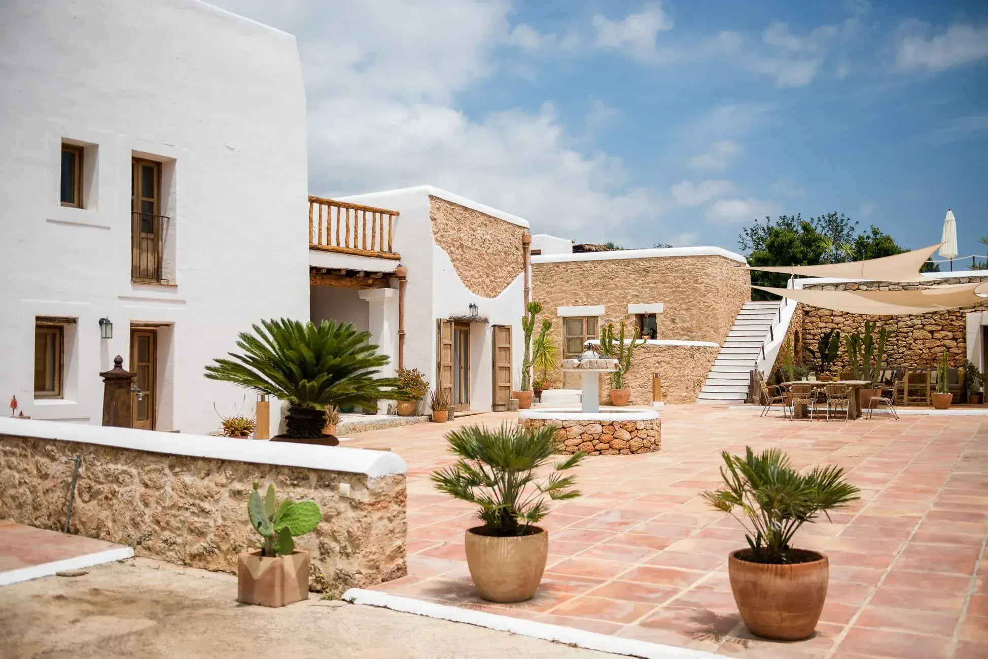 Las Cicadas: Whitewashed and stone finca around a terracotta courtyard