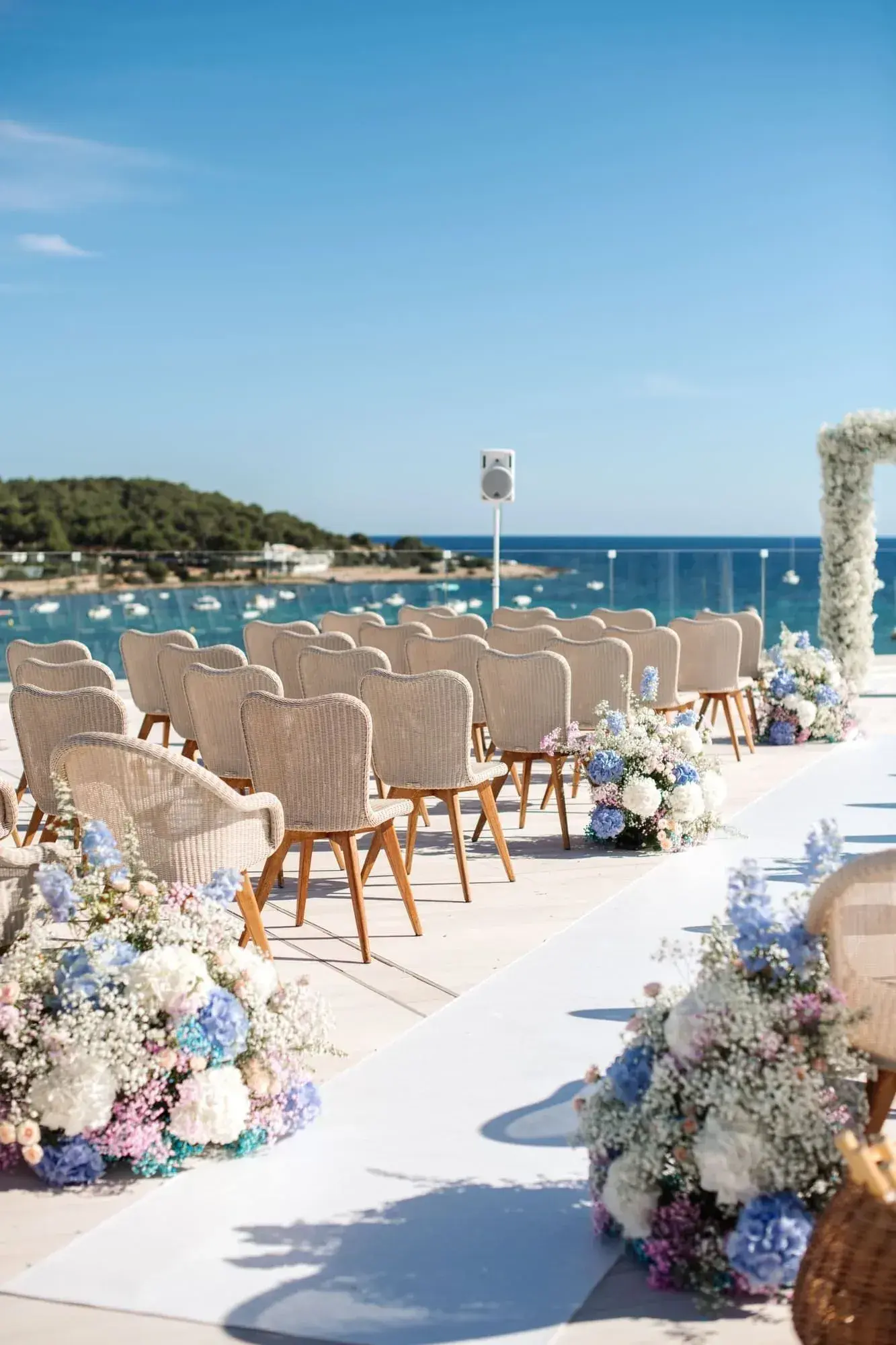 Nobu Hotel Ibiza Bay: White aisle lined with flowers leading to the sea