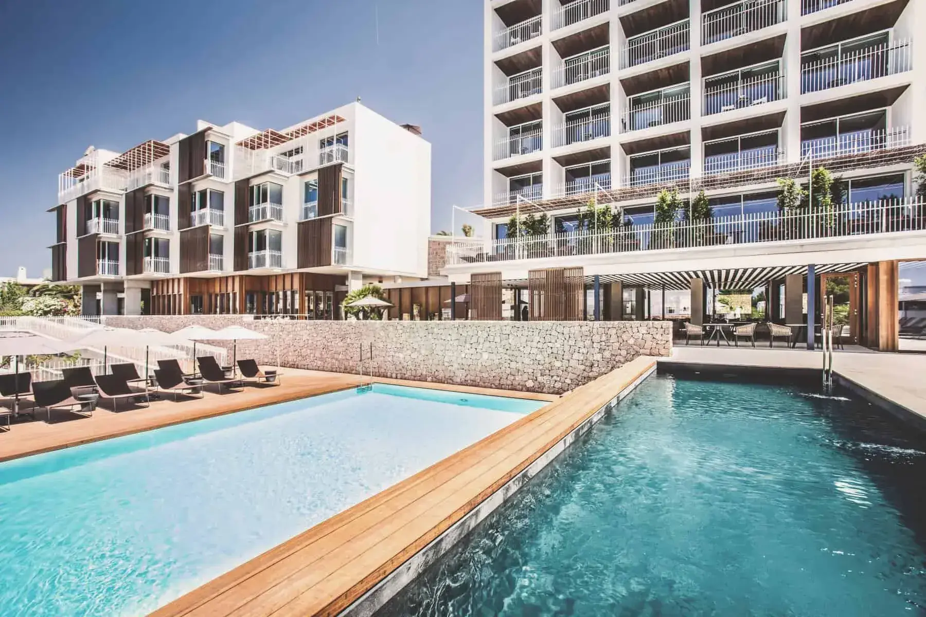 Ocean Drive Talamanca: Hotel pools and sun deck in front of the building
