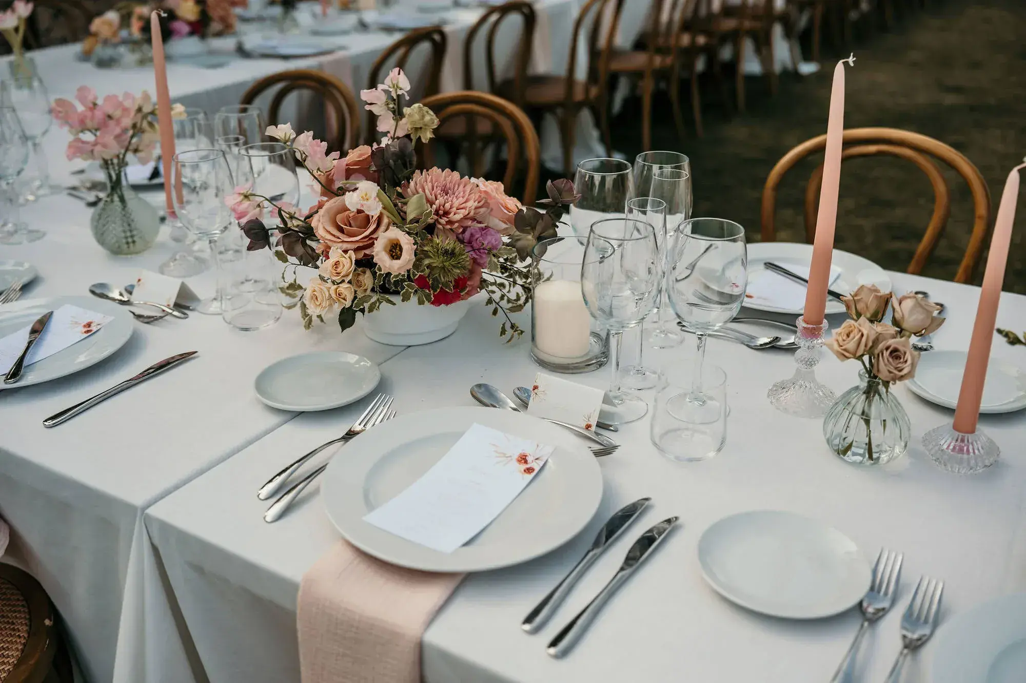 Petunia Ibiza: Table setting with pink candles, flowers and place cards