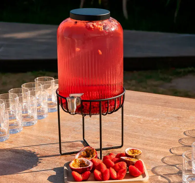 Seahorse Beach Club: Drinks dispenser station with fruit on the terrace