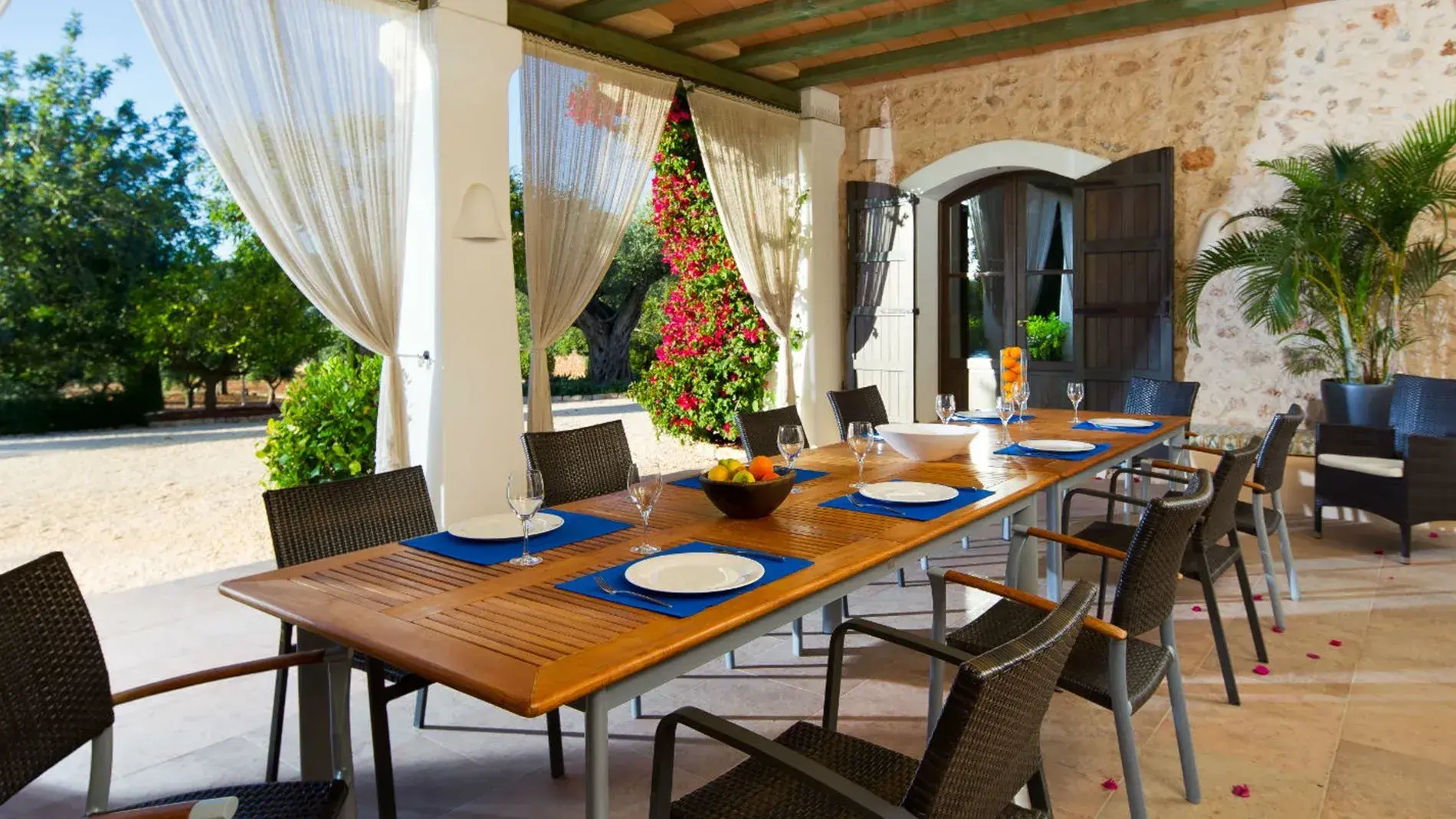 Villa Alex: Covered porch with a long dining table and garden view