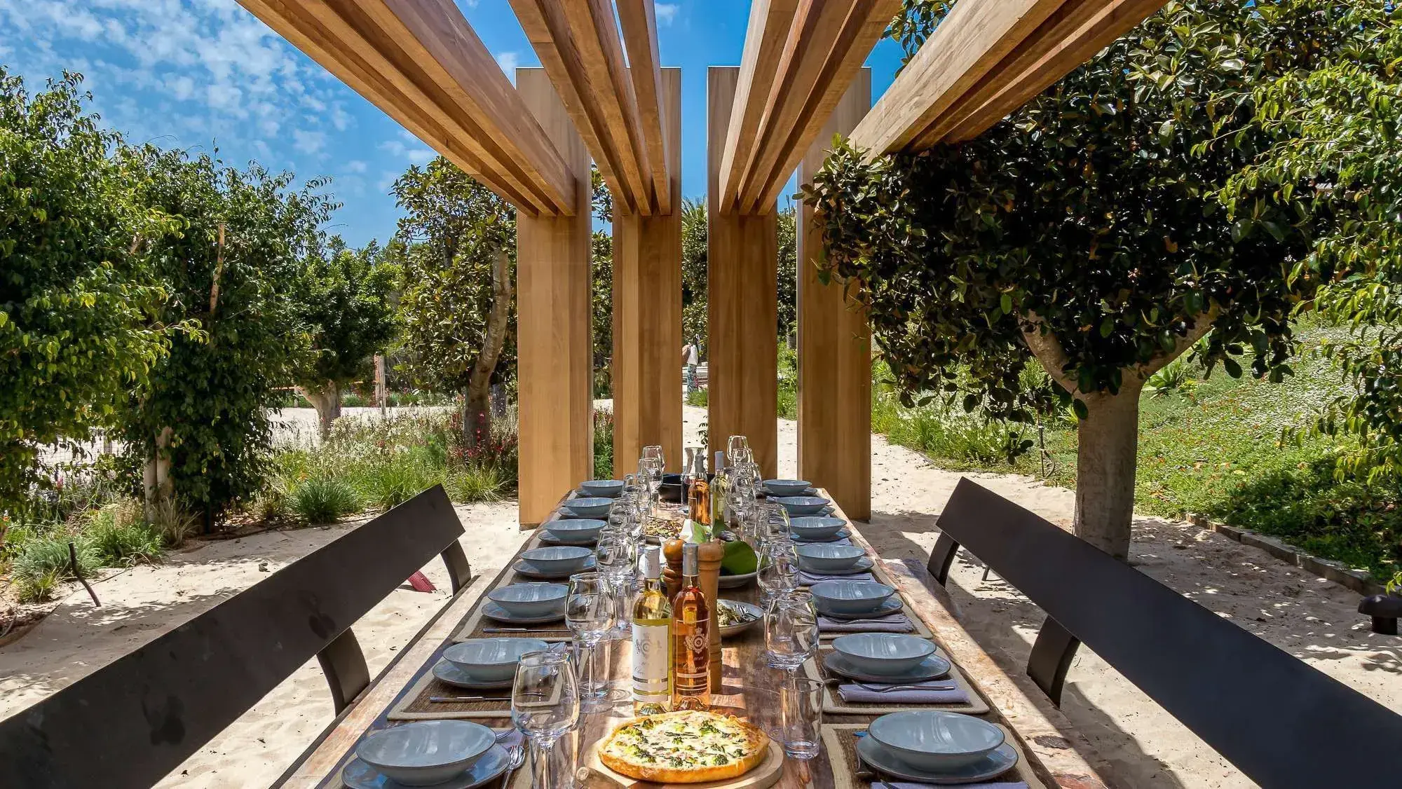 Villa Bliss Palm: long table under the pergola