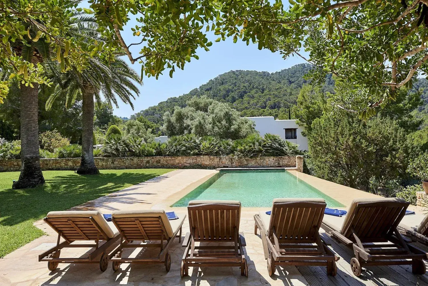 Villa Santy: Pool with timber loungers under shade trees
