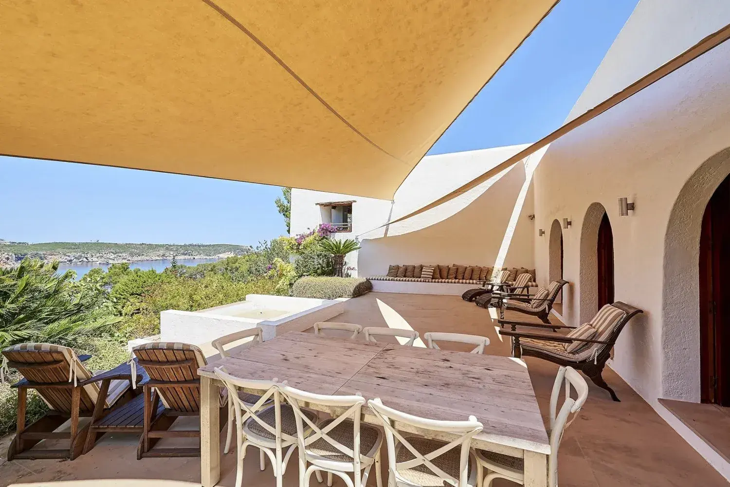 Villa Santy: Shaded terrace with dining table and bay view