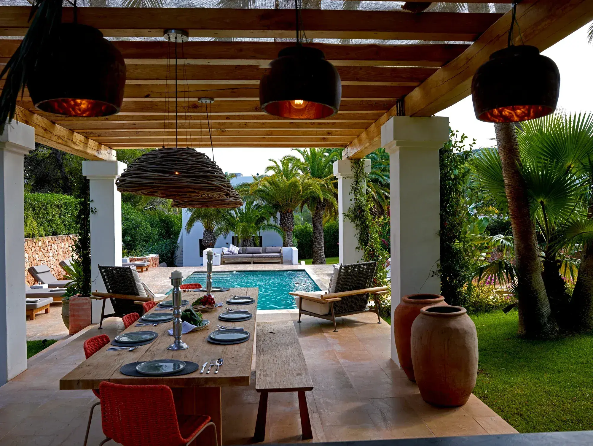 Villa Uma: Outdoor dining table under a wooden pergola facing the pool
