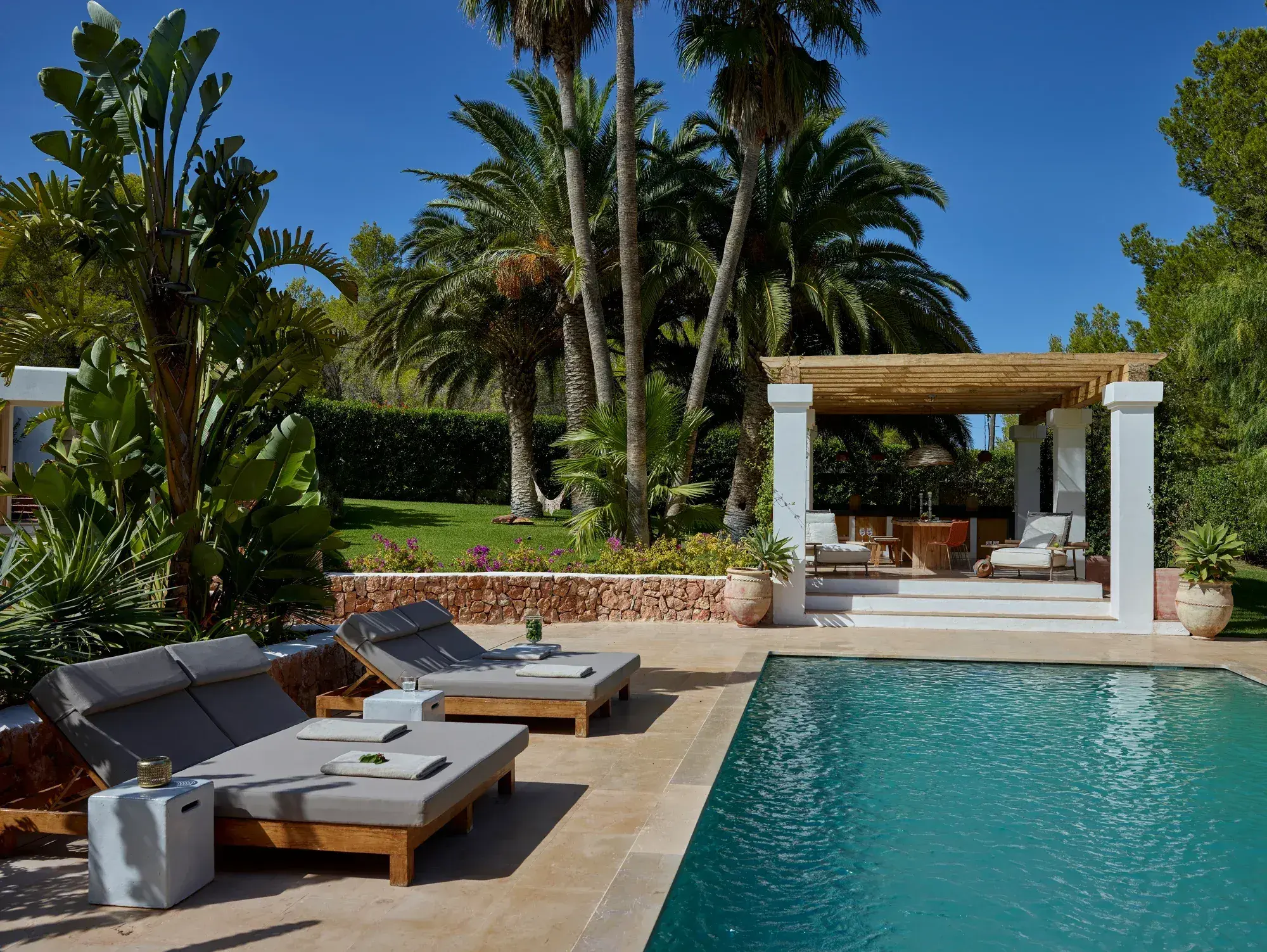 Villa Uma: Pool and pergola pavilion among palm trees