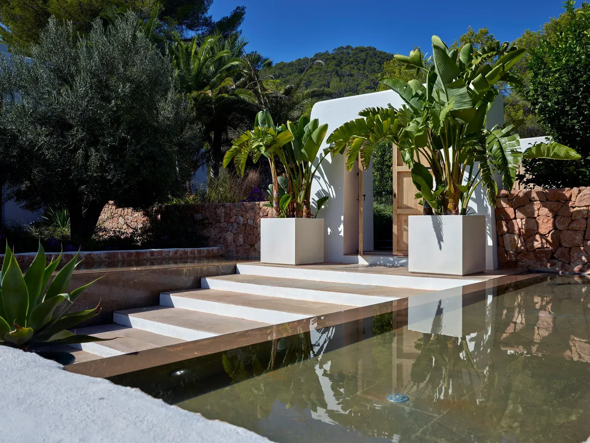 Villa Uma: Water feature and stone steps beside the house