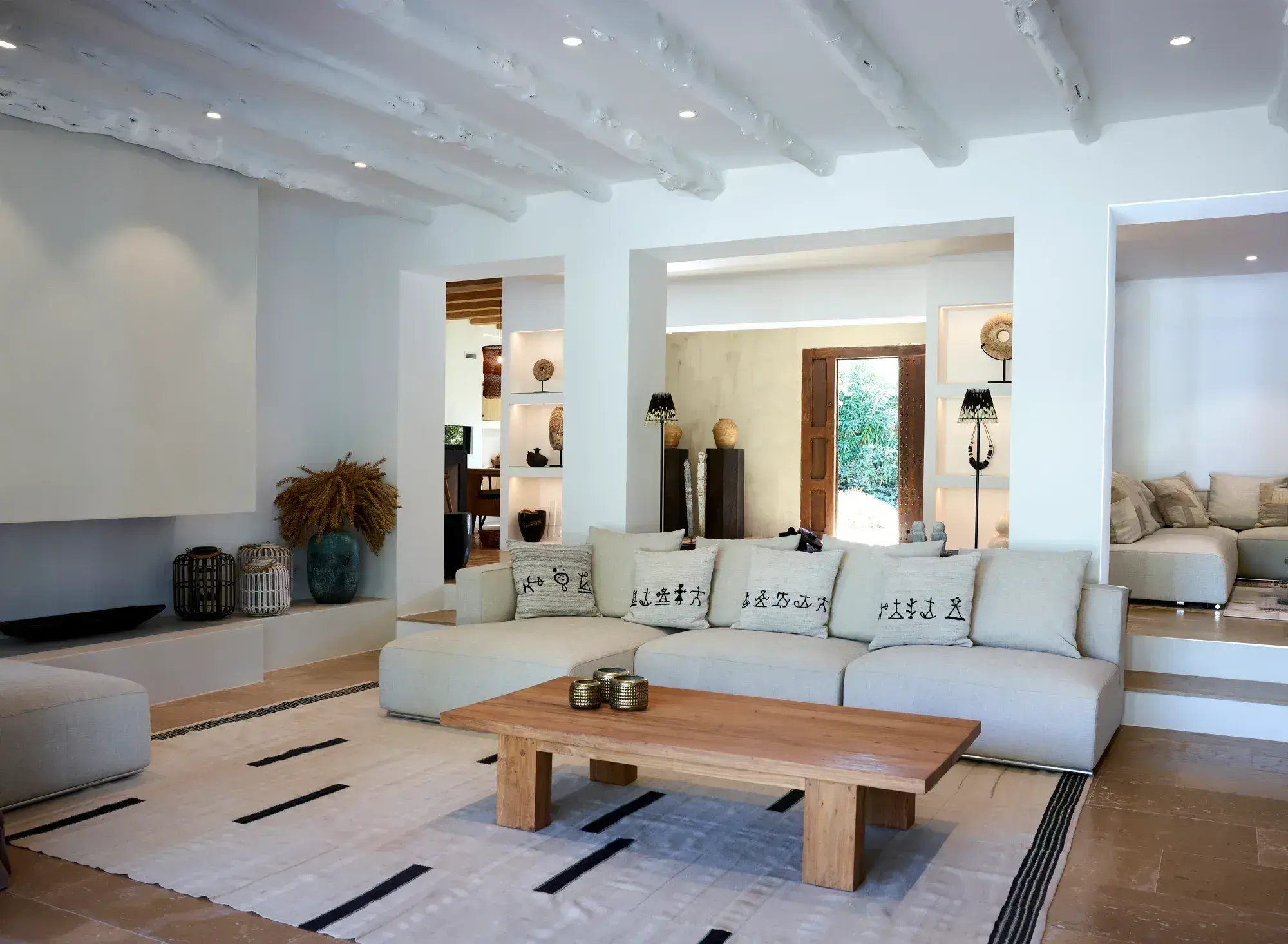 Villa Uma: Living room with beamed ceiling and wooden coffee table