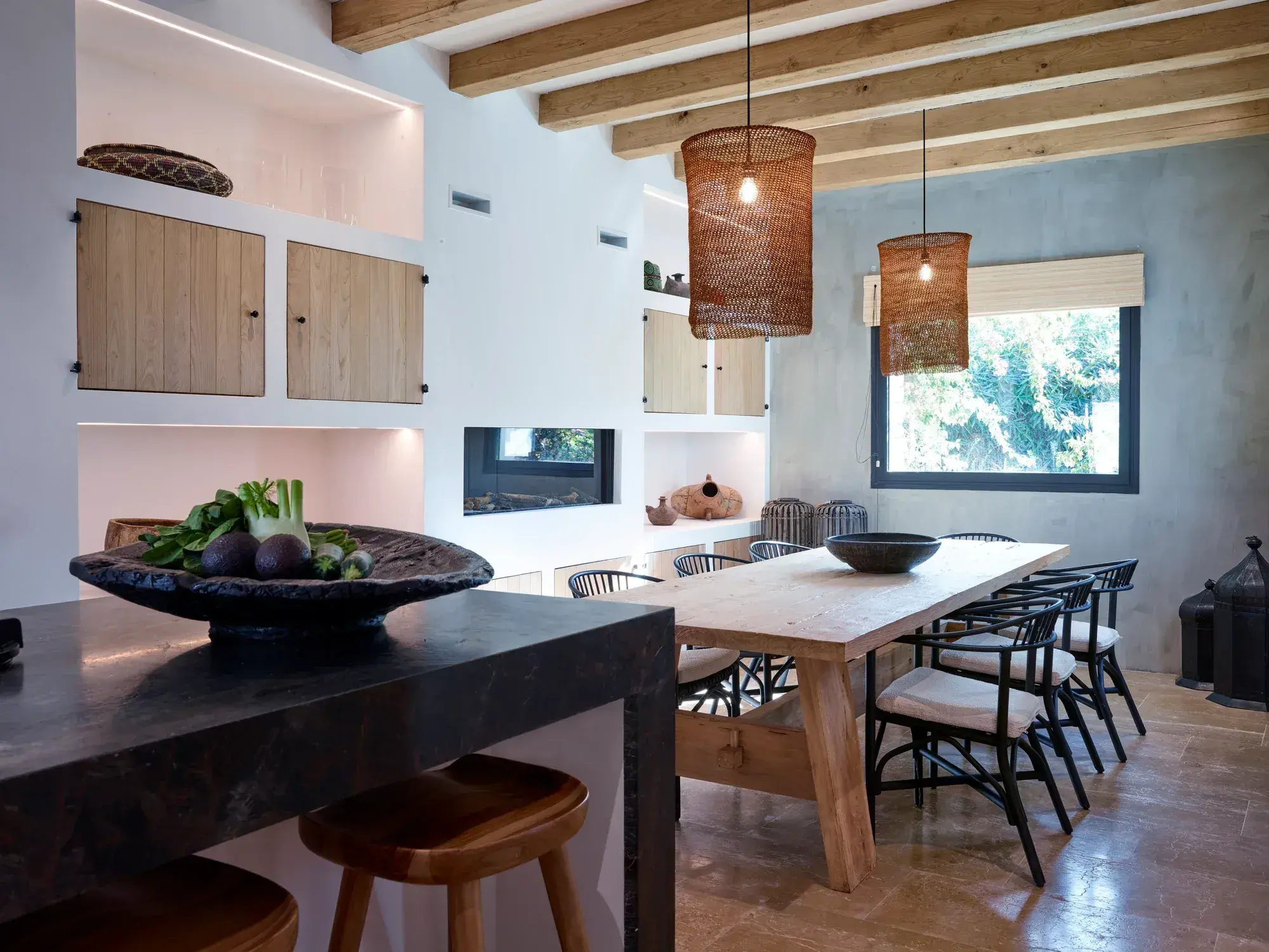 Villa Uma: Kitchen island and dining table with rattan pendants