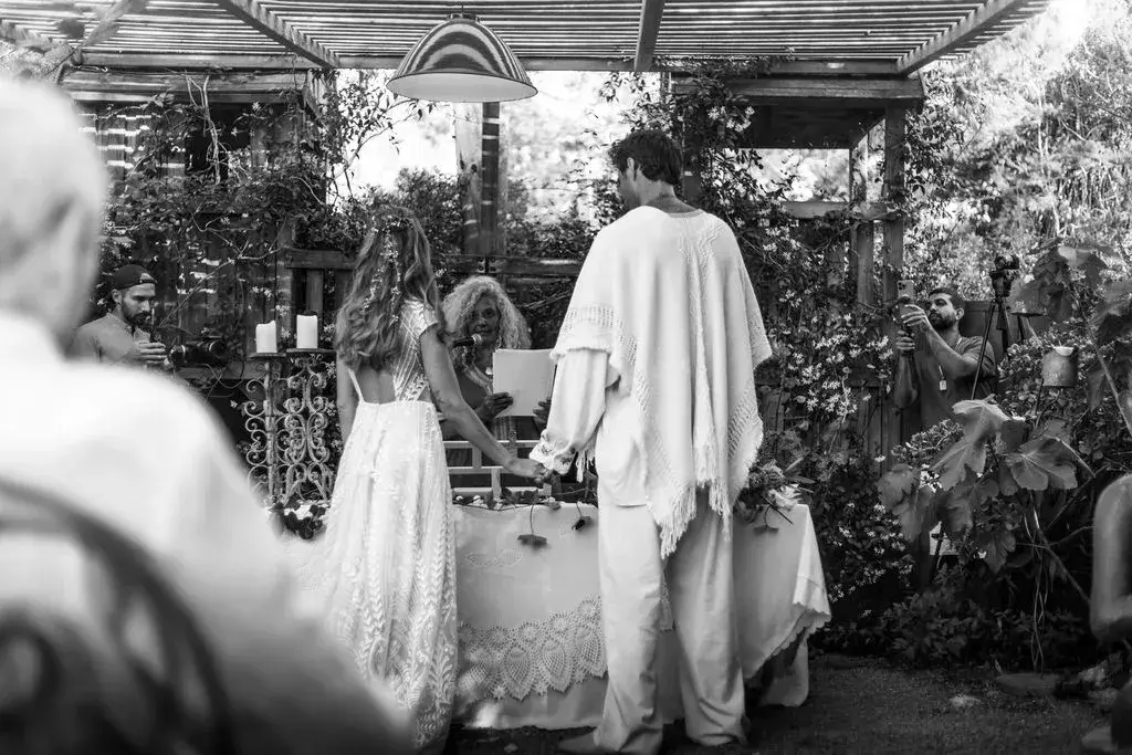 A mi Manera: Black-and-white shot of the ceremony under the pergola