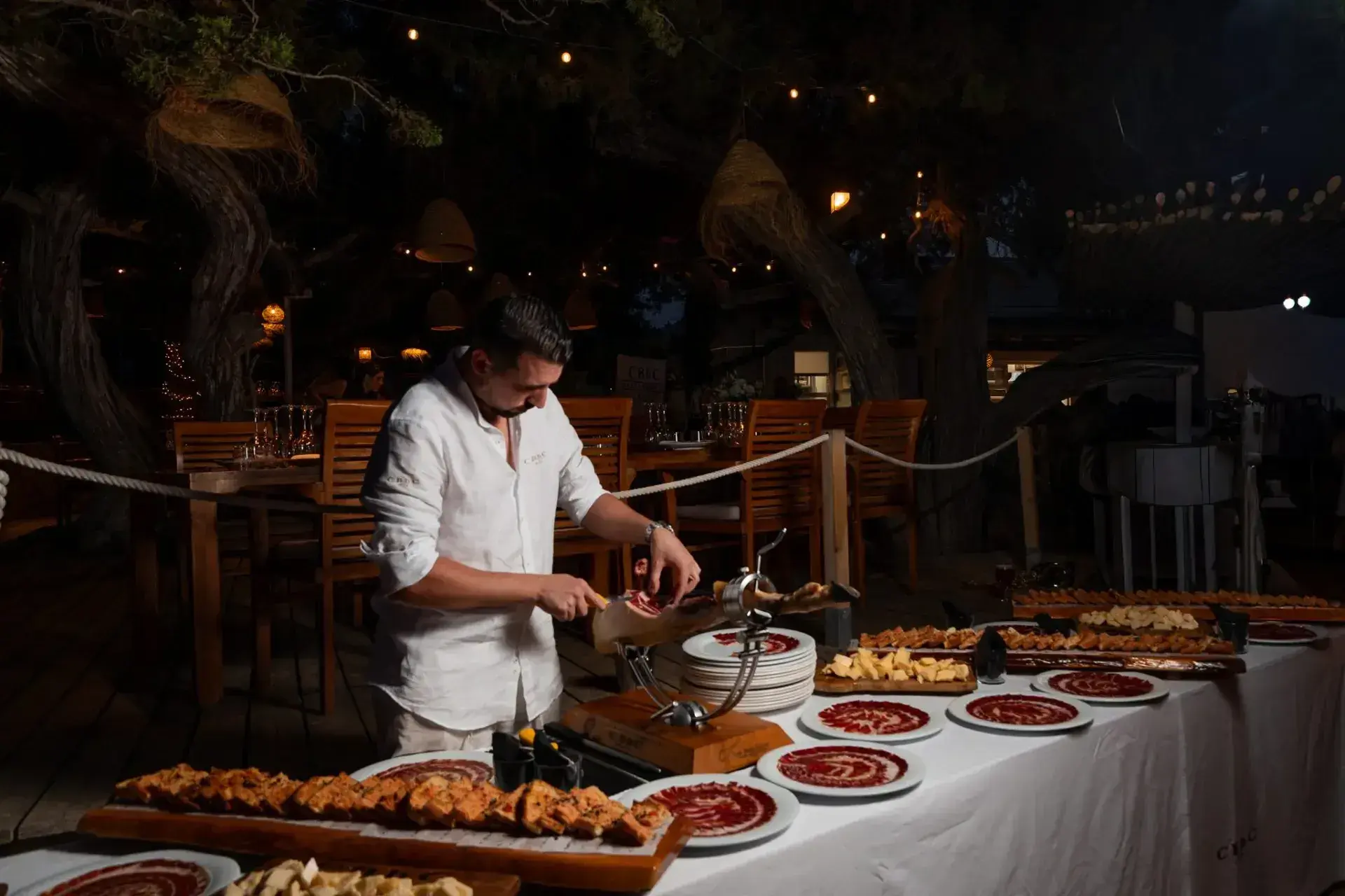 Cala Bassa Beach Club: Chef serving at a wedding buffet station at night