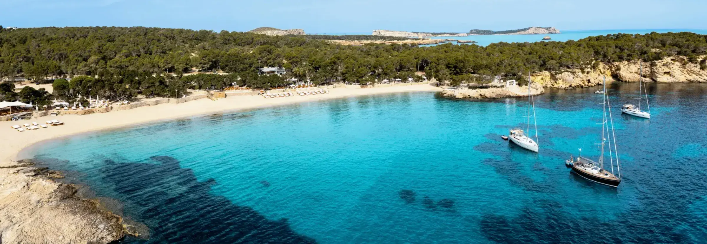 Cala Bassa Beach Club: Aerial view of Cala Bassa bay and its beach