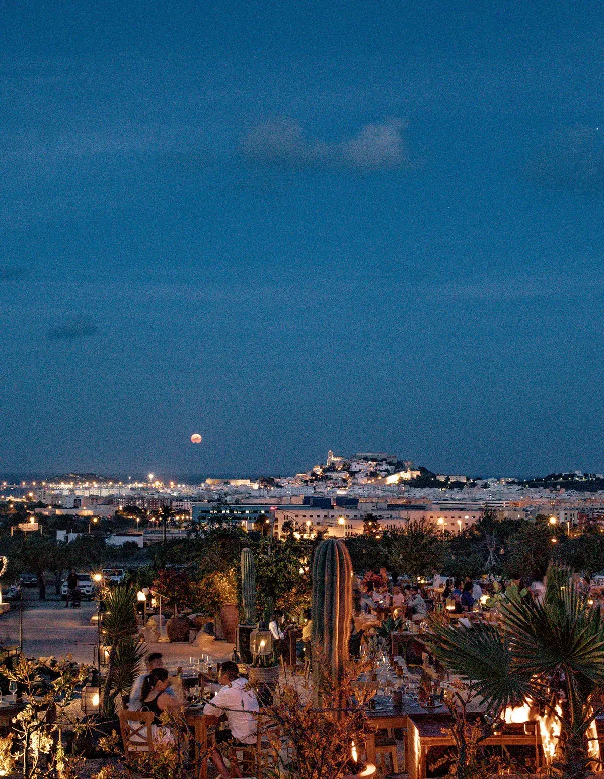 Casa Maca: Night view from the garden towards the lit-up old town