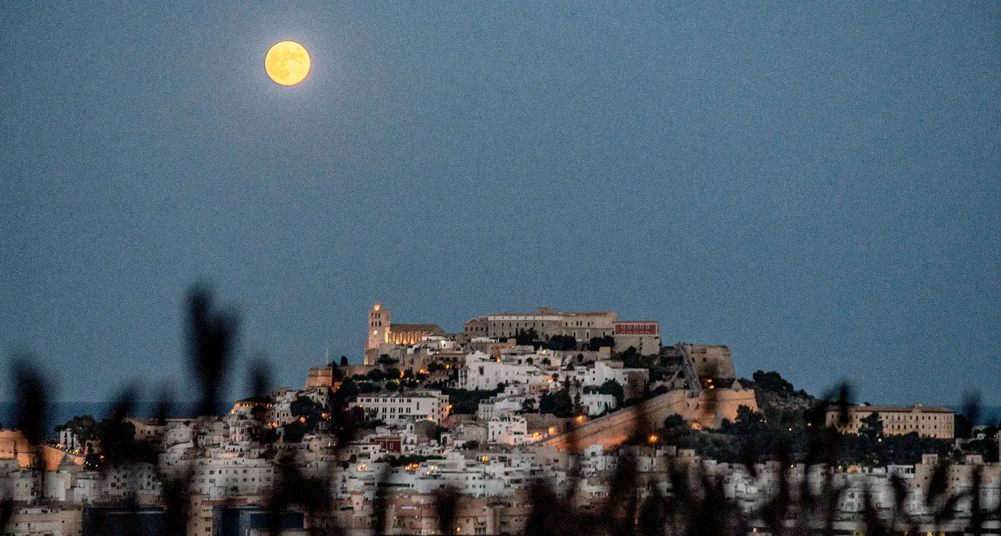 Casa Maca: Full moon over Dalt Vila seen from the hotel