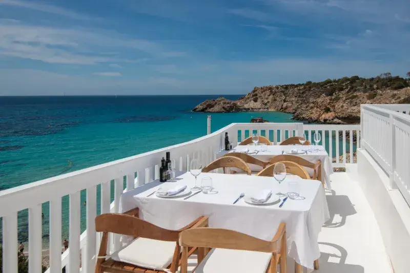 Cotton Beach Club: Table for two on the white balcony above the turquoise bay