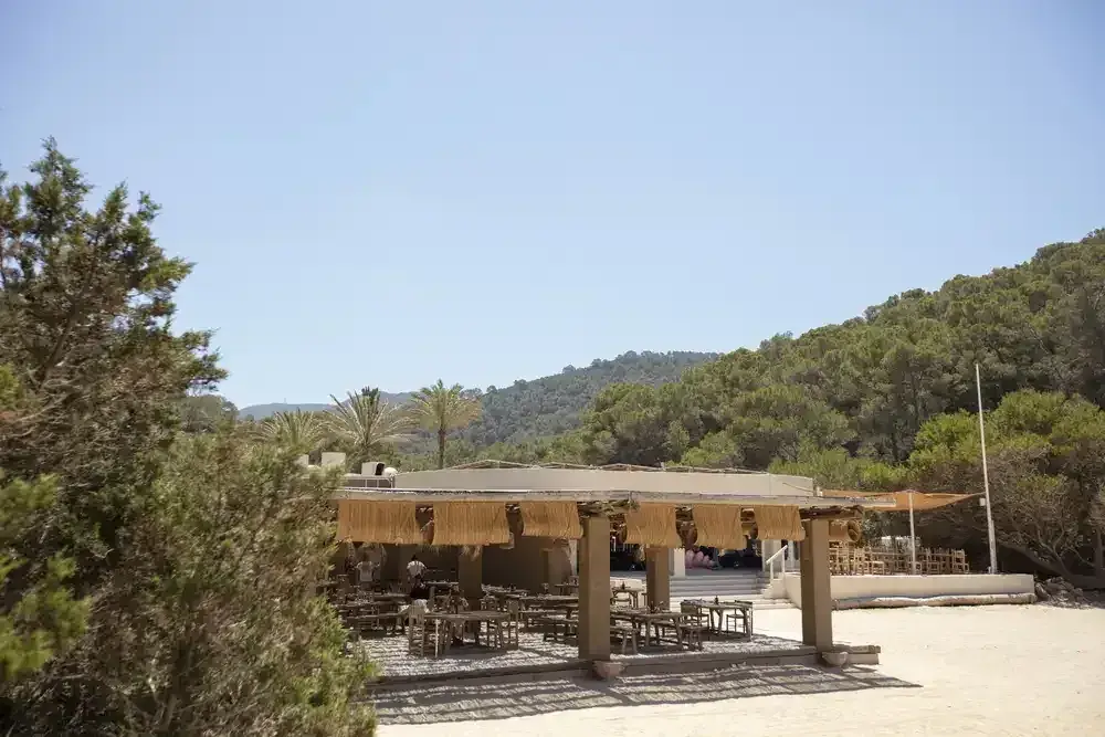 El Silencio: Timber pergola dining area among pines above Cala Molí