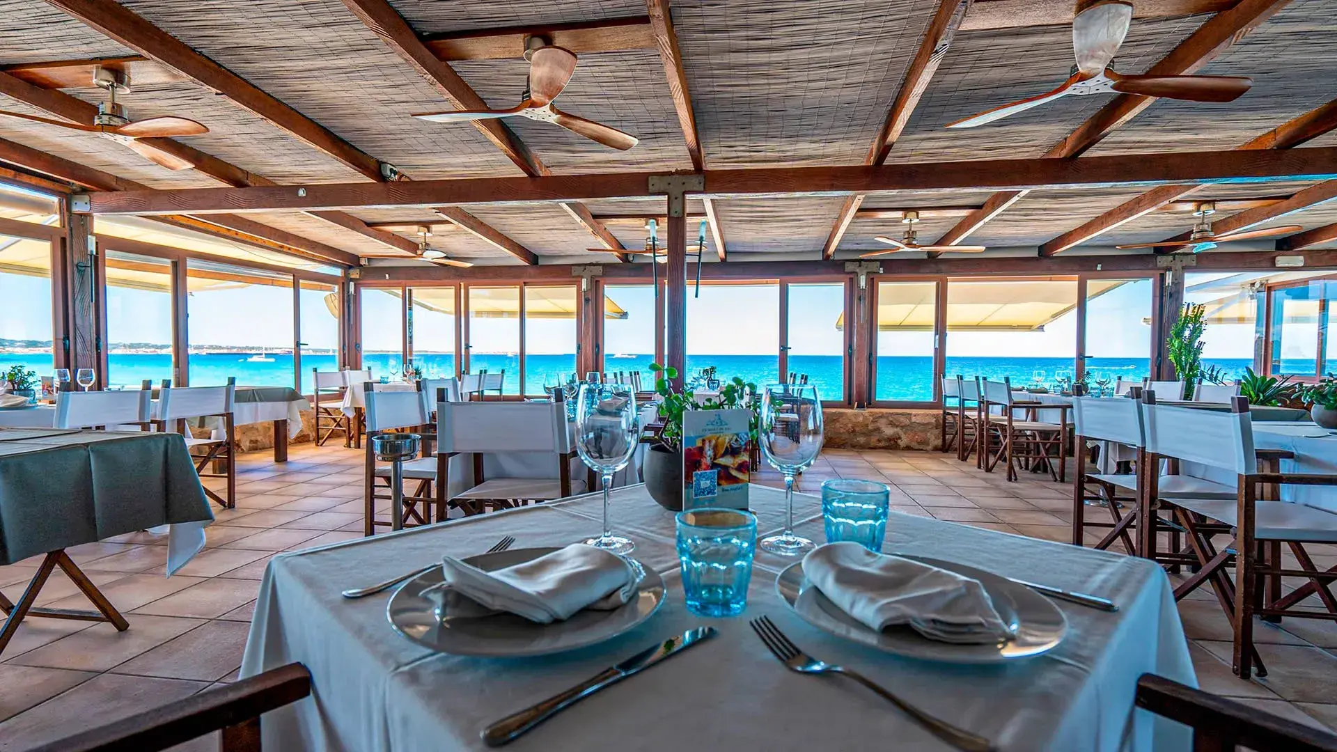 Es Molí de Sal: Wood-beamed dining room with windows onto the sea