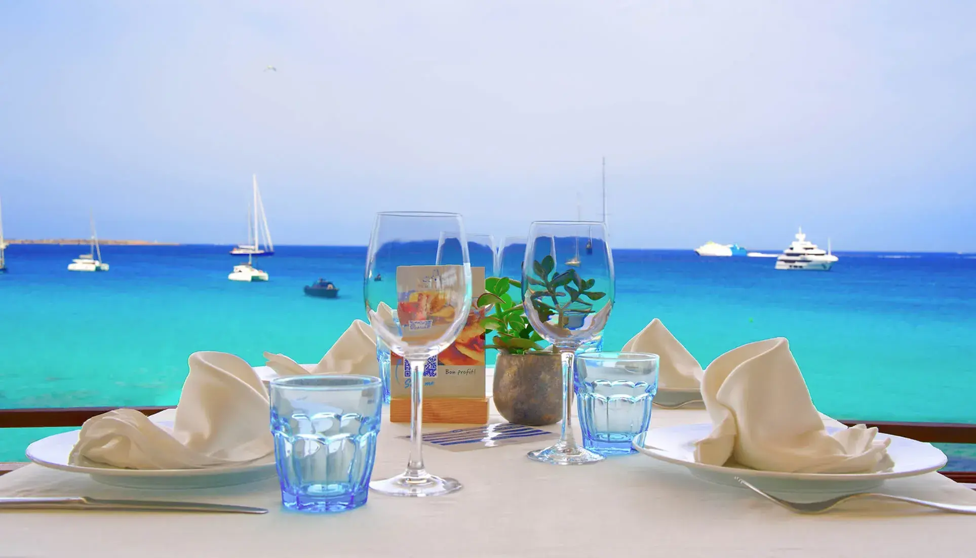 Es Molí de Sal: Table on the terrace with sailing boats in the bay