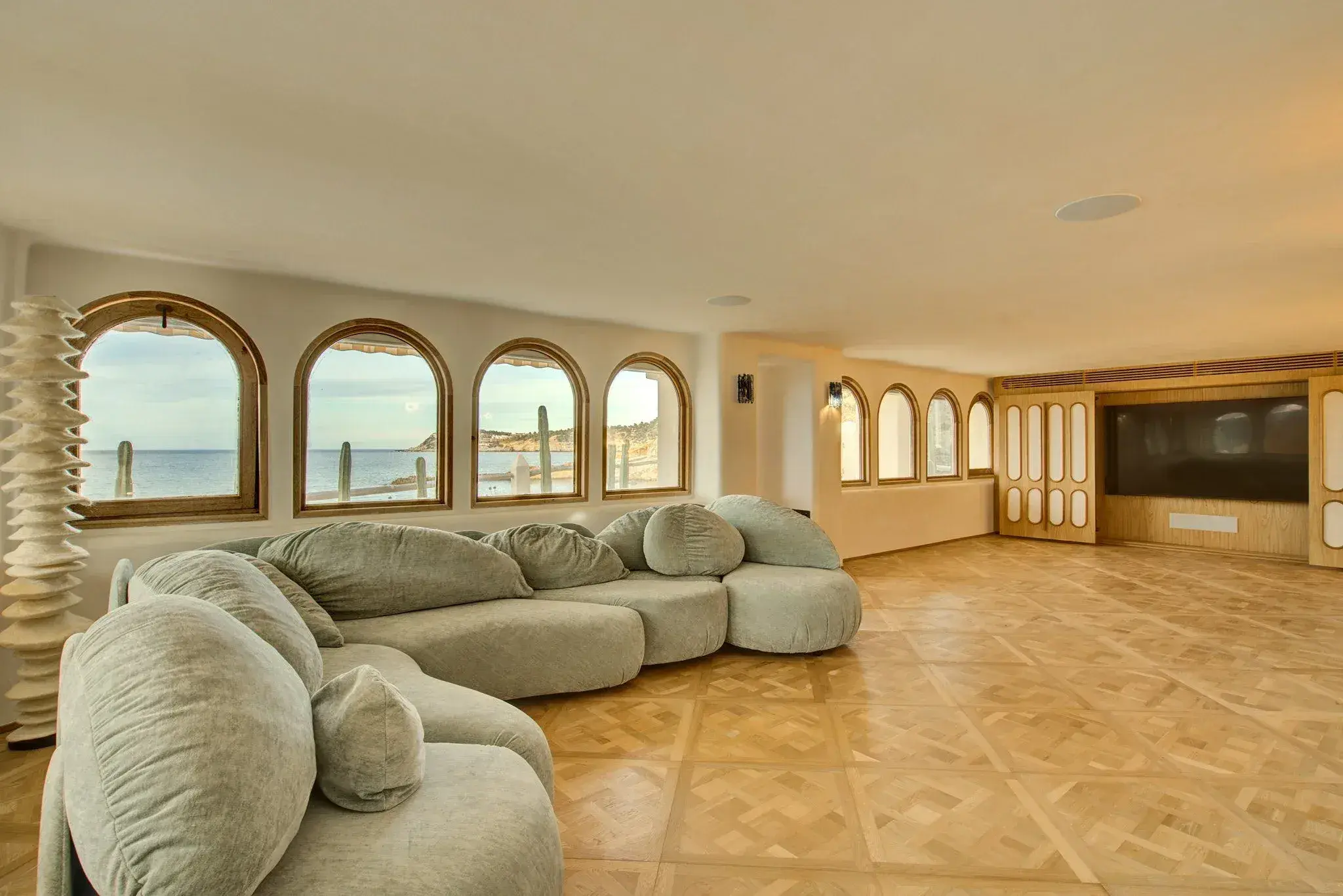 Fincadelica Xarraca: Bar room set up as a private club