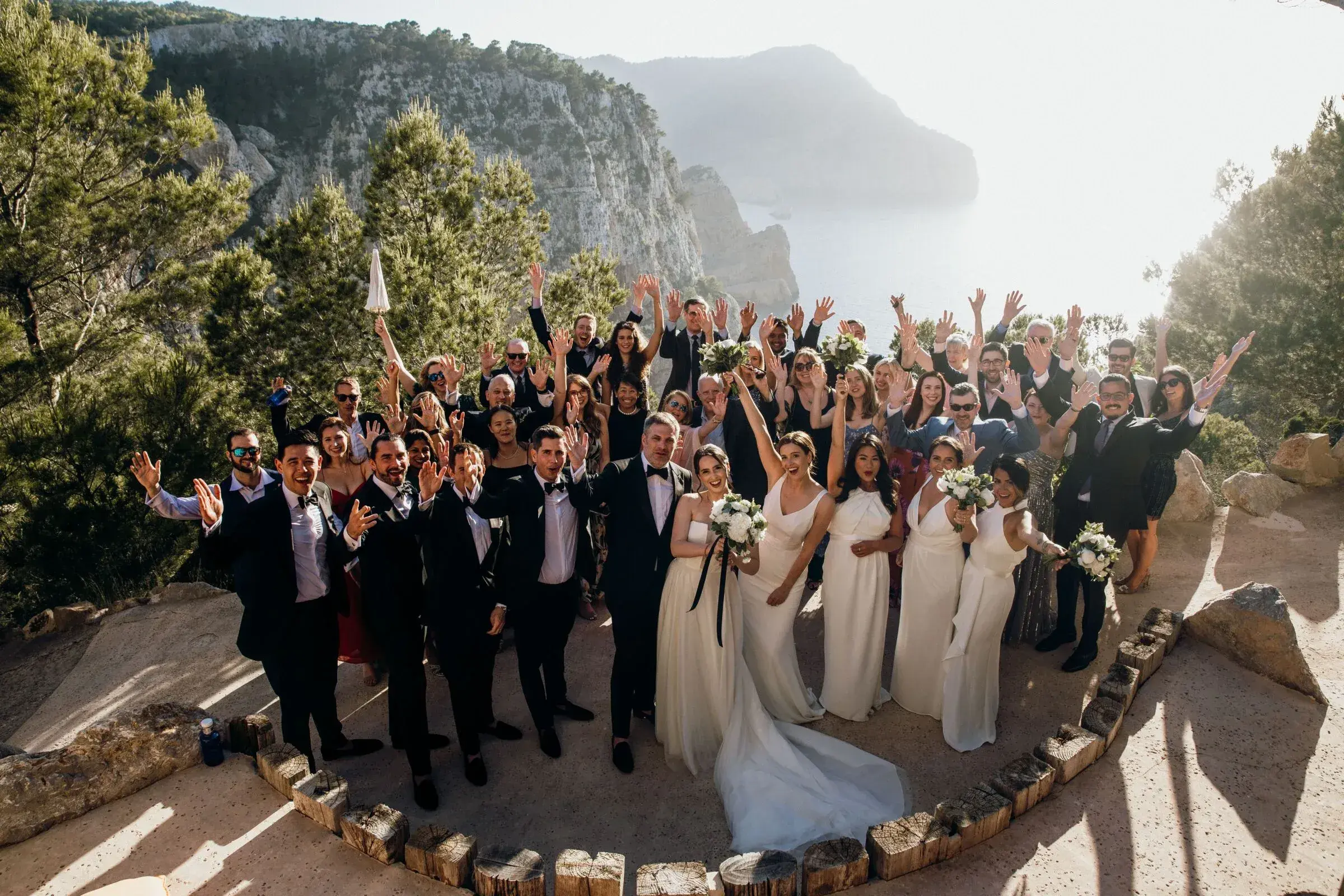Hacienda Na Xamena: Large wedding group photo on the terrace with the cliffs behind