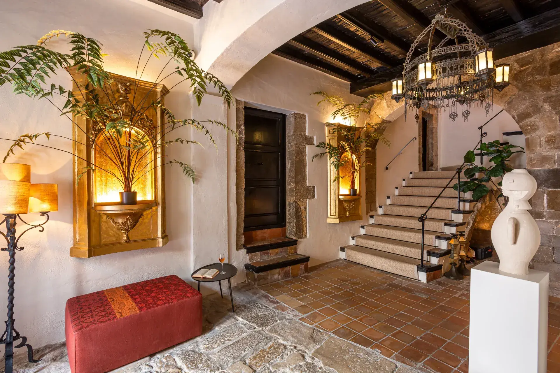 La Torre del Canónigo: Arched entrance hall with stone staircase and candle sconces